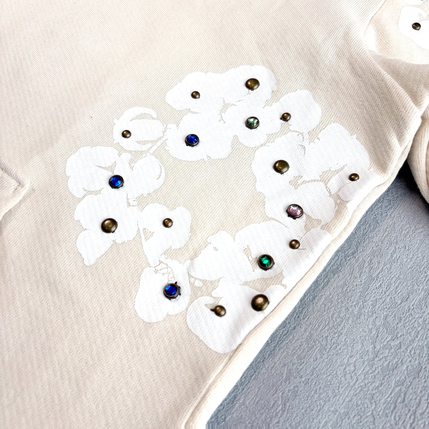 Denim Taers Rhinestone Cotton Wreath Zip Hoodie White