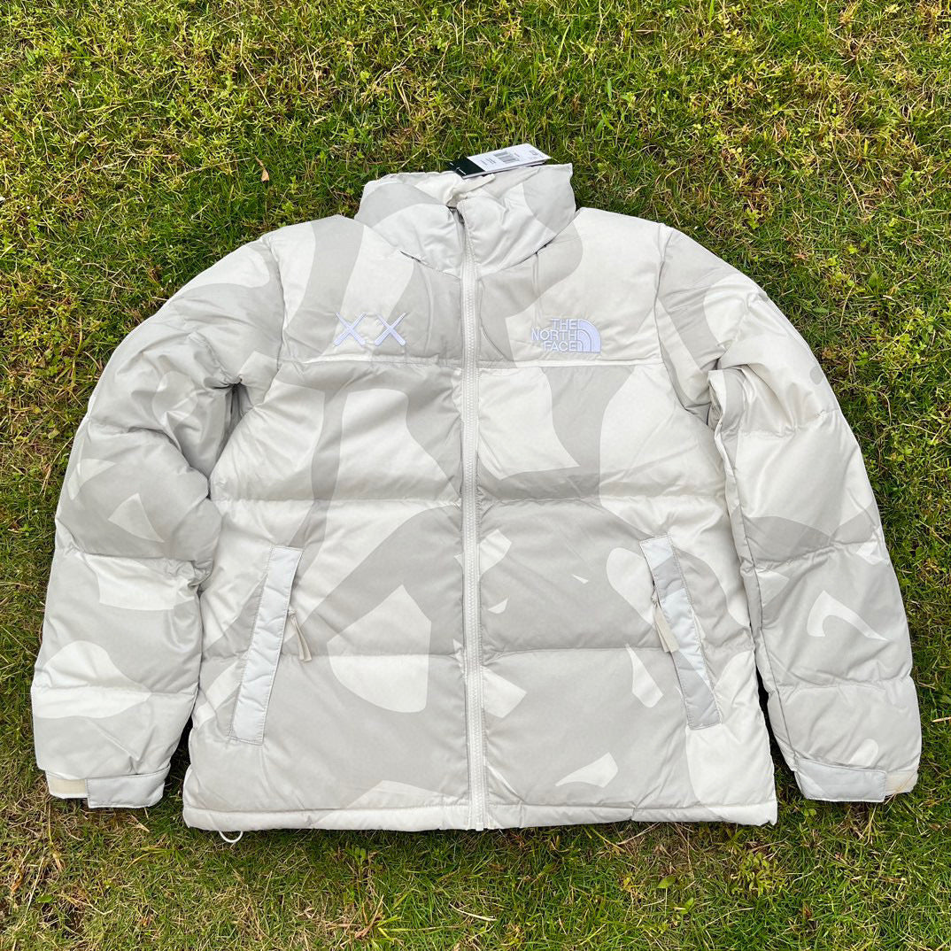 【最高品質】KAWS x The North Face Retro 1996 Nuptse Jacket