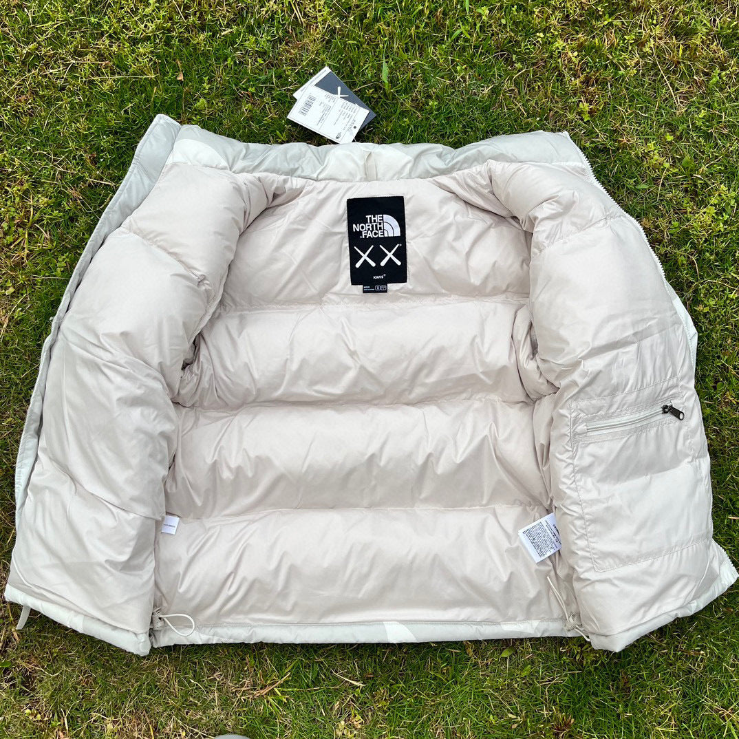 【最高品質】KAWS x The North Face Retro 1996 Nuptse Jacket
