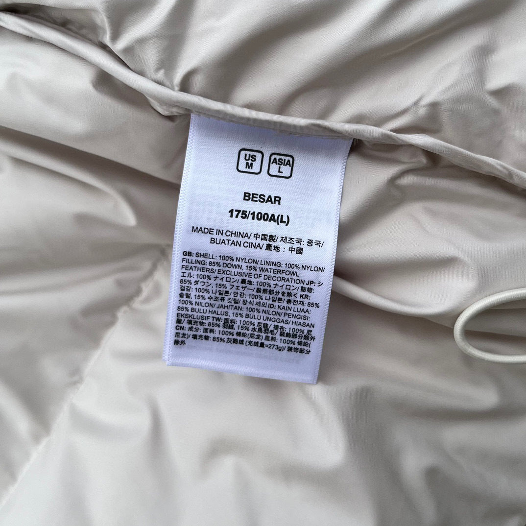 【最高品質】KAWS x The North Face Retro 1996 Nuptse Jacket