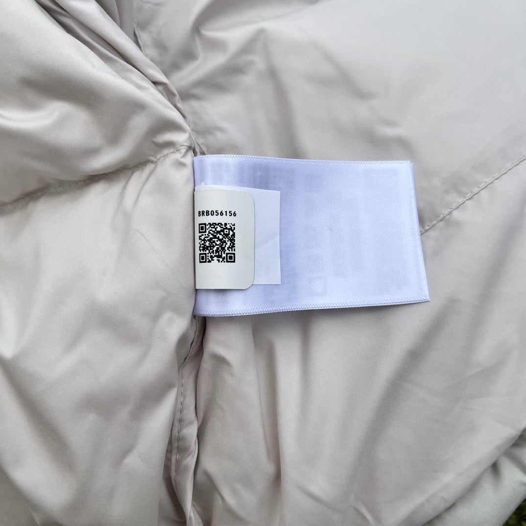 【最高品質】KAWS x The North Face Retro 1996 Nuptse Jacket