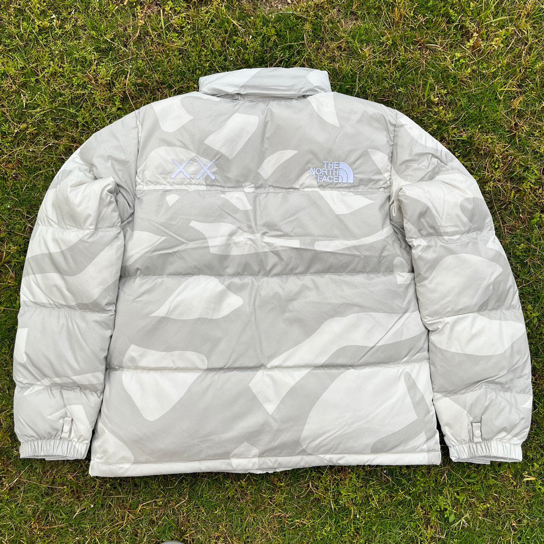 【最高品質】KAWS x The North Face Retro 1996 Nuptse Jacket