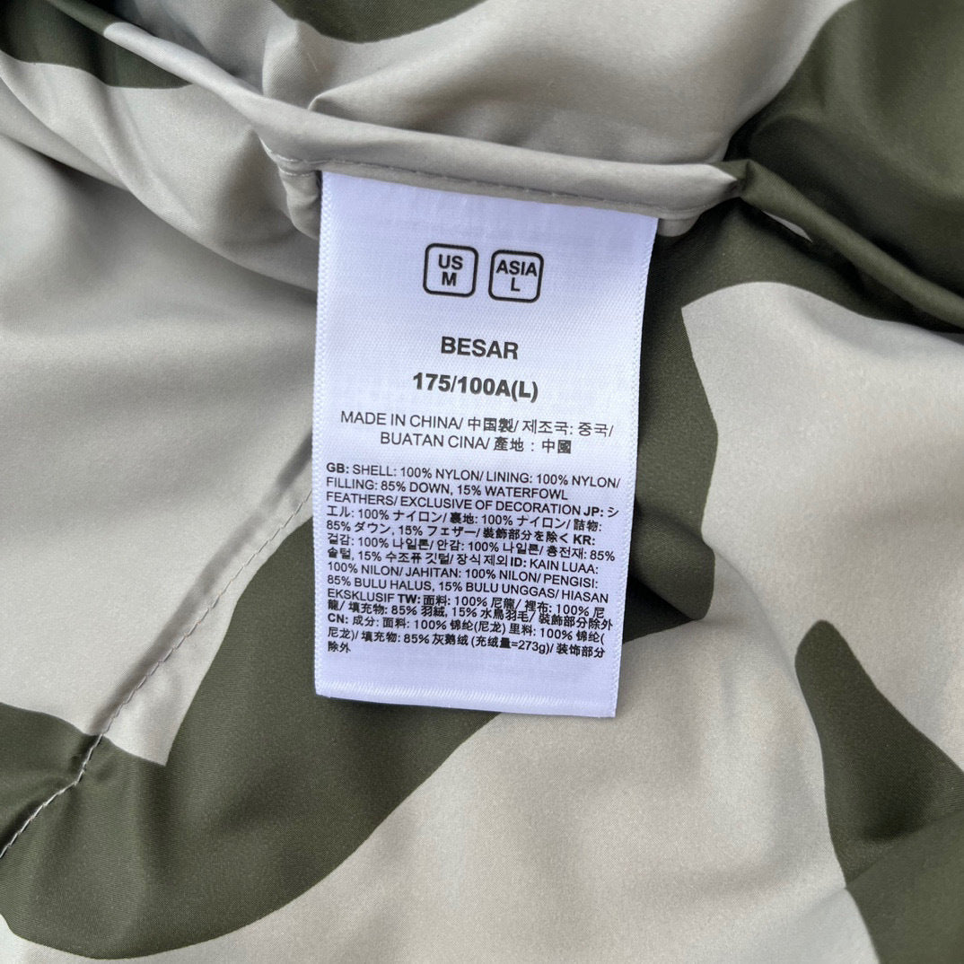 【最高品質】KAWS x The North Face Retro 1996 Nuptse Jacket