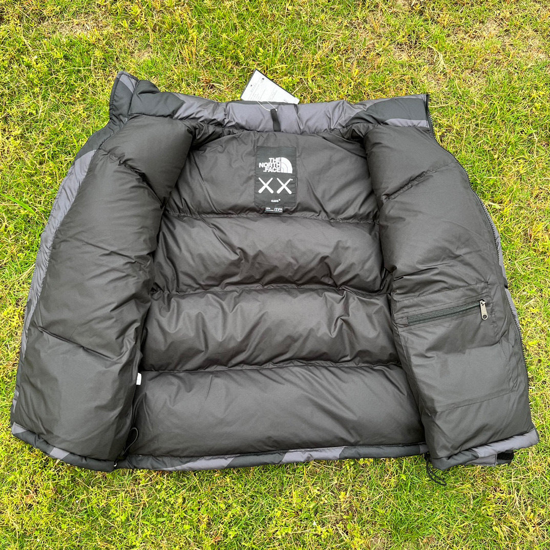 【最高品質】KAWS x The North Face Retro 1996 Nuptse Jacket