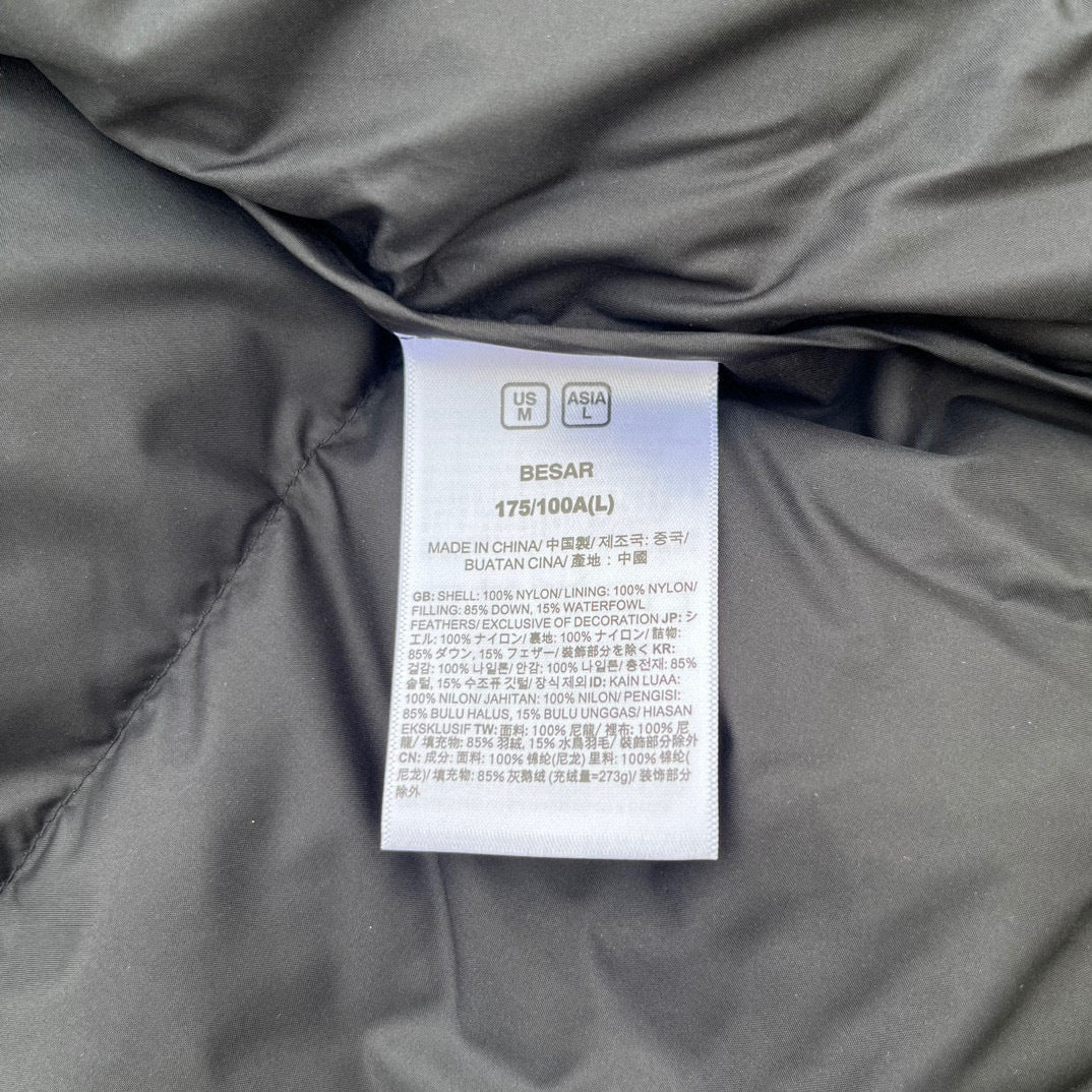 【最高品質】KAWS x The North Face Retro 1996 Nuptse Jacket