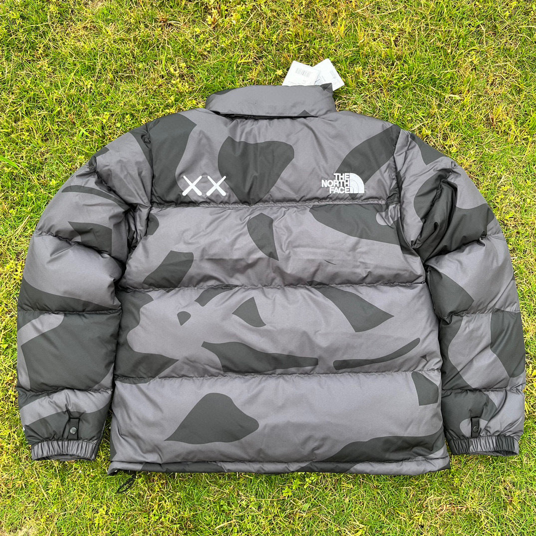 【最高品質】KAWS x The North Face Retro 1996 Nuptse Jacket