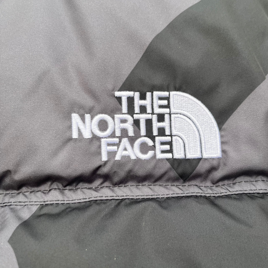 【最高品質】KAWS x The North Face Retro 1996 Nuptse Jacket