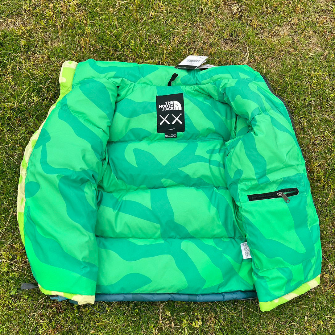 【最高品質】KAWS x The North Face Retro 1996 Nuptse Jacket