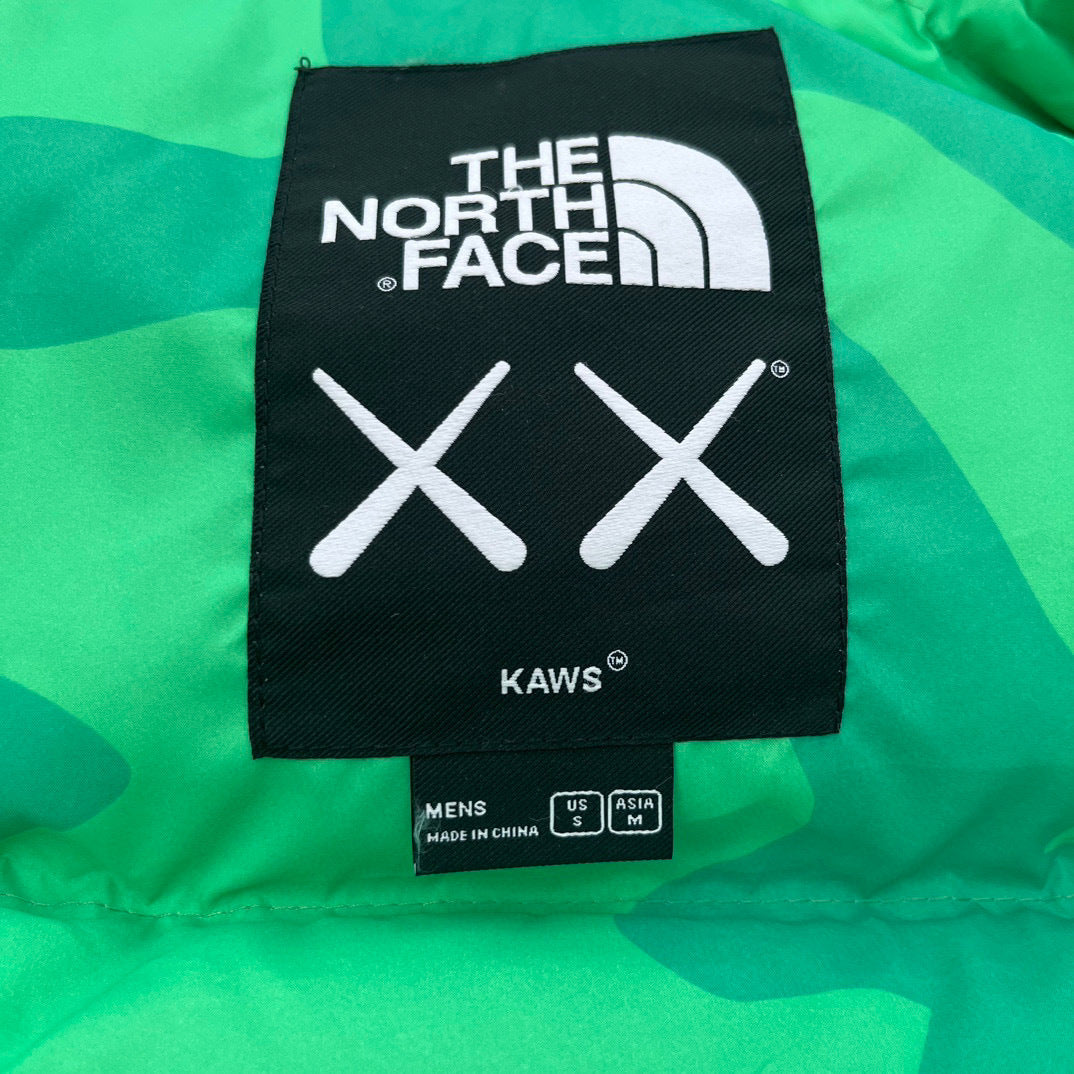 【最高品質】KAWS x The North Face Retro 1996 Nuptse Jacket
