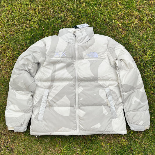 【最高品質】KAWS x The North Face Retro 1996 Nuptse Jacket