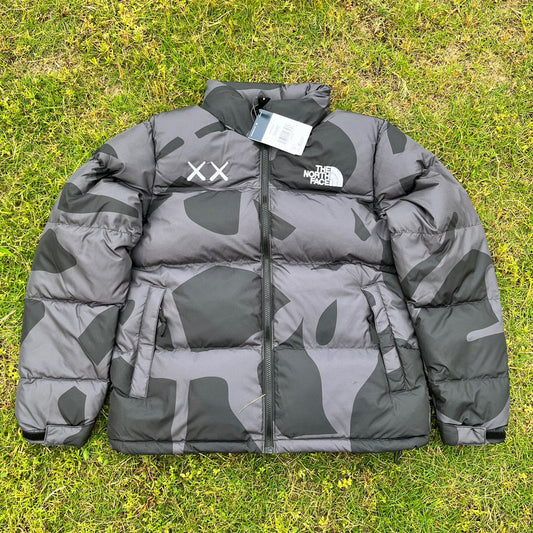【最高品質】KAWS x The North Face Retro 1996 Nuptse Jacket